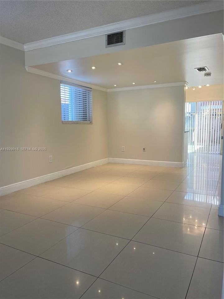 562 Nw 82nd Pl #309 - Photo 7 of 33