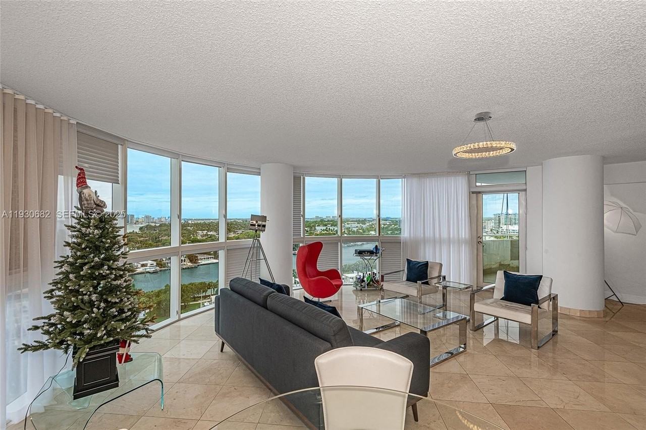 6301 Collins Ave #1605 - Photo 6 of 23