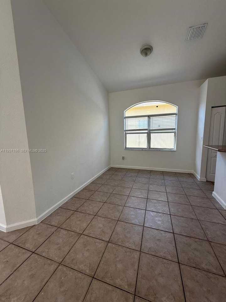 2221 Ne 37th Ter #0 - Photo 6 of 24