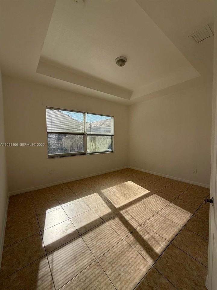 2221 Ne 37th Ter #0 - Photo 7 of 24