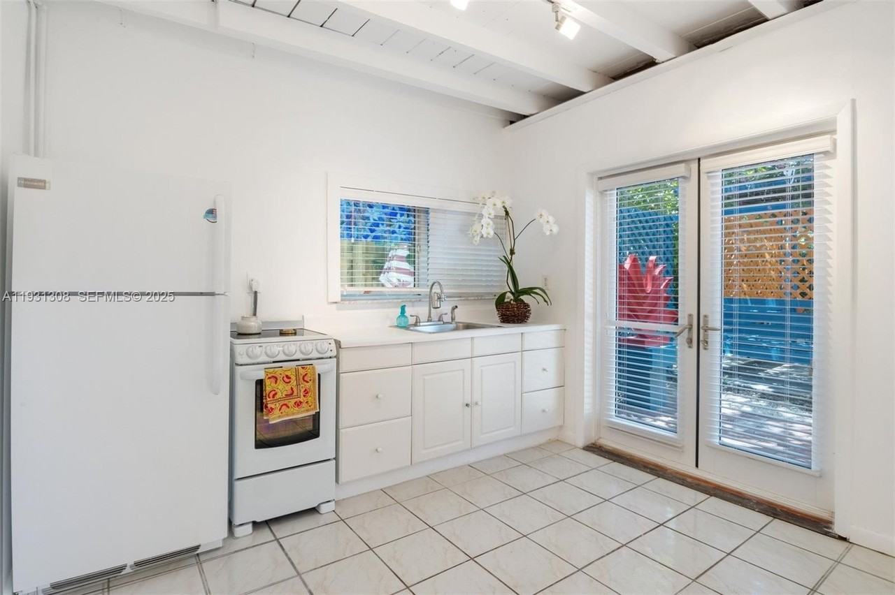 2330 Sw 62nd Ct #REAR - Photo 6 of 9