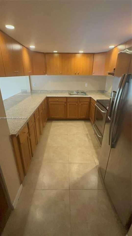 948 Sw 74th Ave - Photo 2 of 10