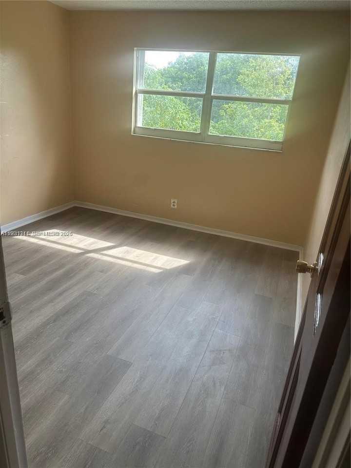 948 Sw 74th Ave - Photo 7 of 10