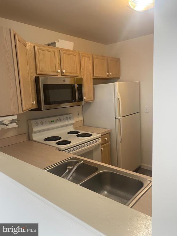 40 Courtyard Dr #1 - Photo 2 of 7