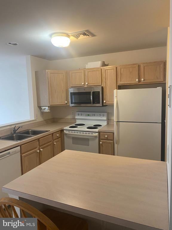 40 Courtyard Dr #1 - Photo 3 of 7