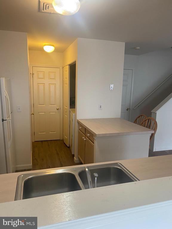 40 Courtyard Dr #1 - Photo 4 of 7