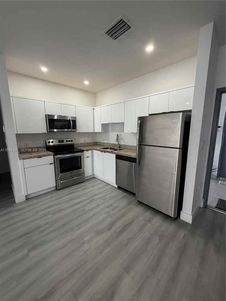 853 E 24th St #305 - Photo 7 of 20