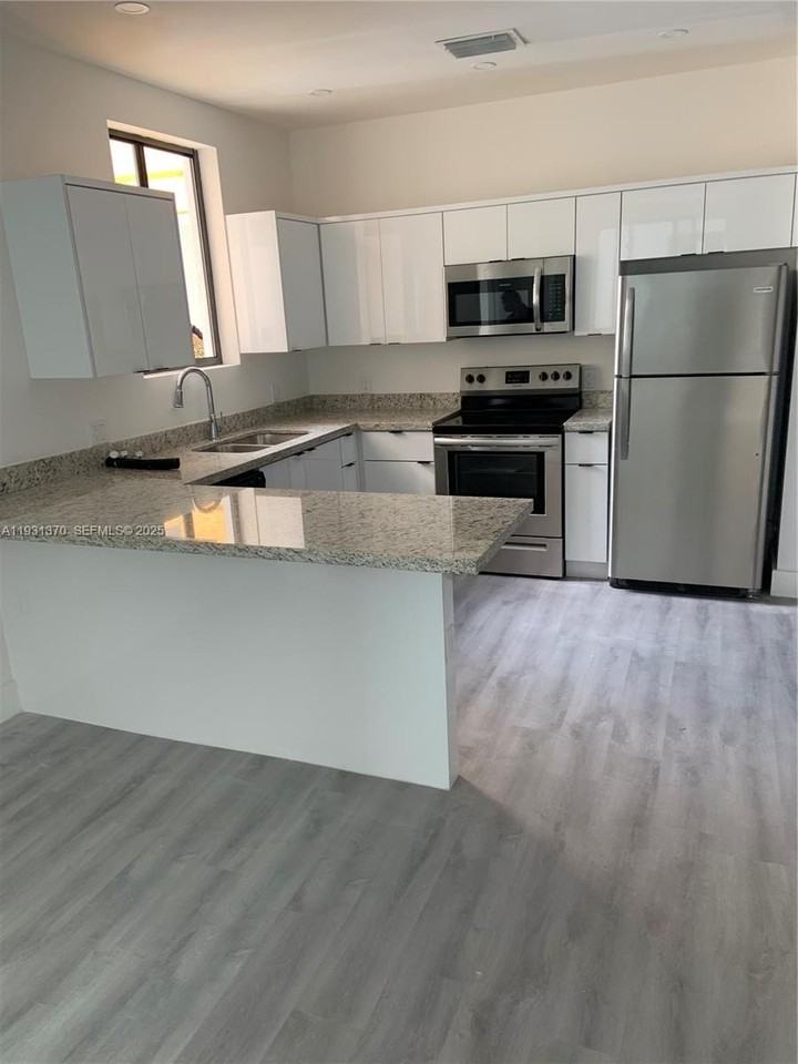 853 E 24th St #304 - Photo 6 of 25