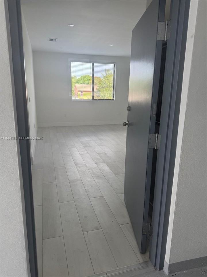 1091 E 17th St #402 - Photo 3 of 26