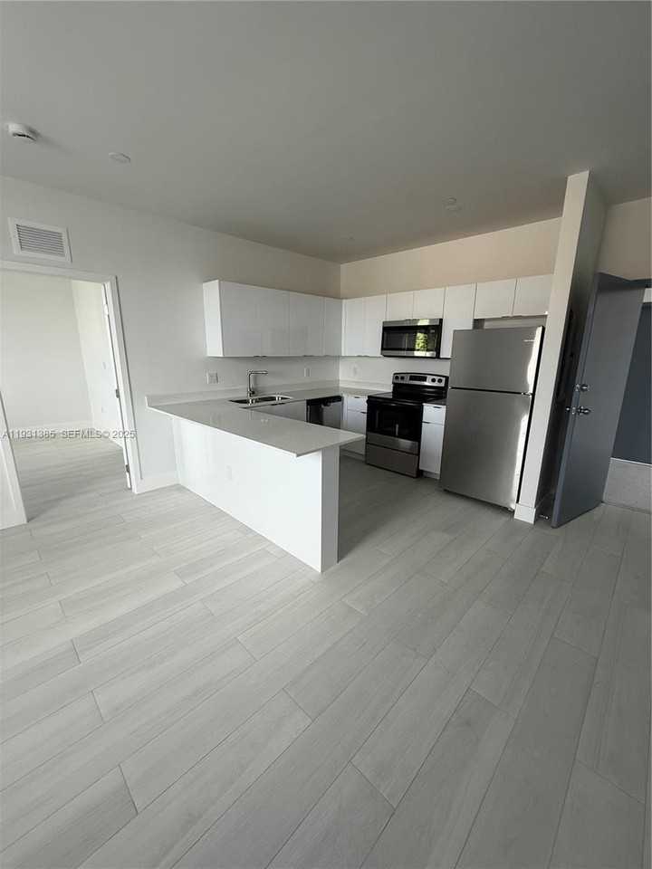 1091 E 17th St #402 - Photo 5 of 26