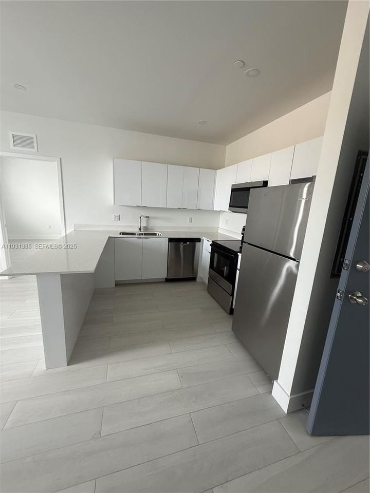 1091 E 17th St #402 - Photo 6 of 26