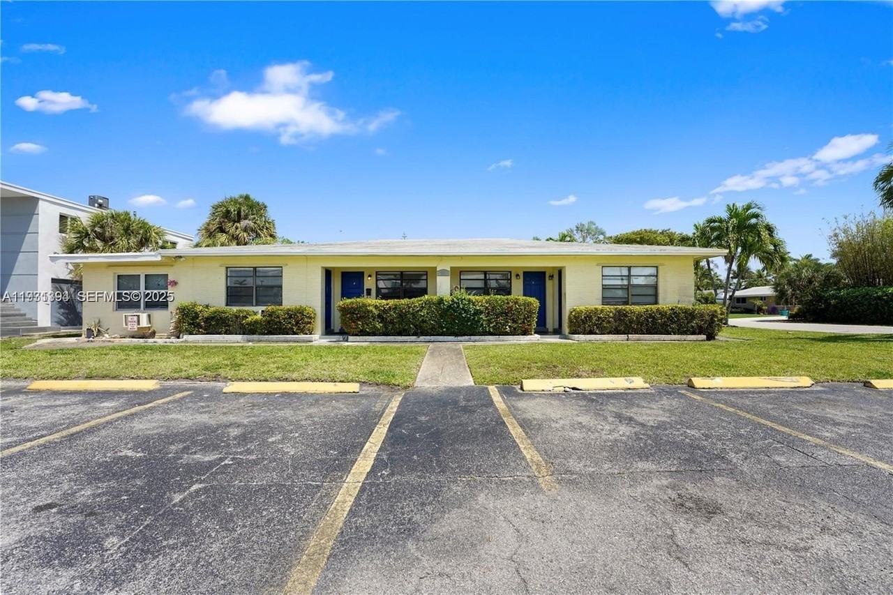 380 Se 12th Ave #2 - Photo 2 of 23