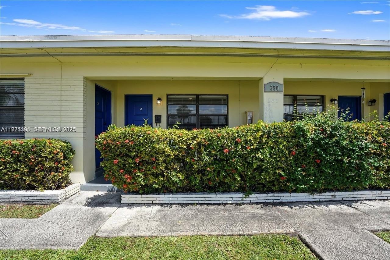 380 Se 12th Ave #2 - Photo 3 of 23