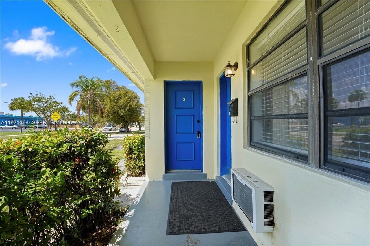 380 Se 12th Ave #2 - Photo 5 of 23