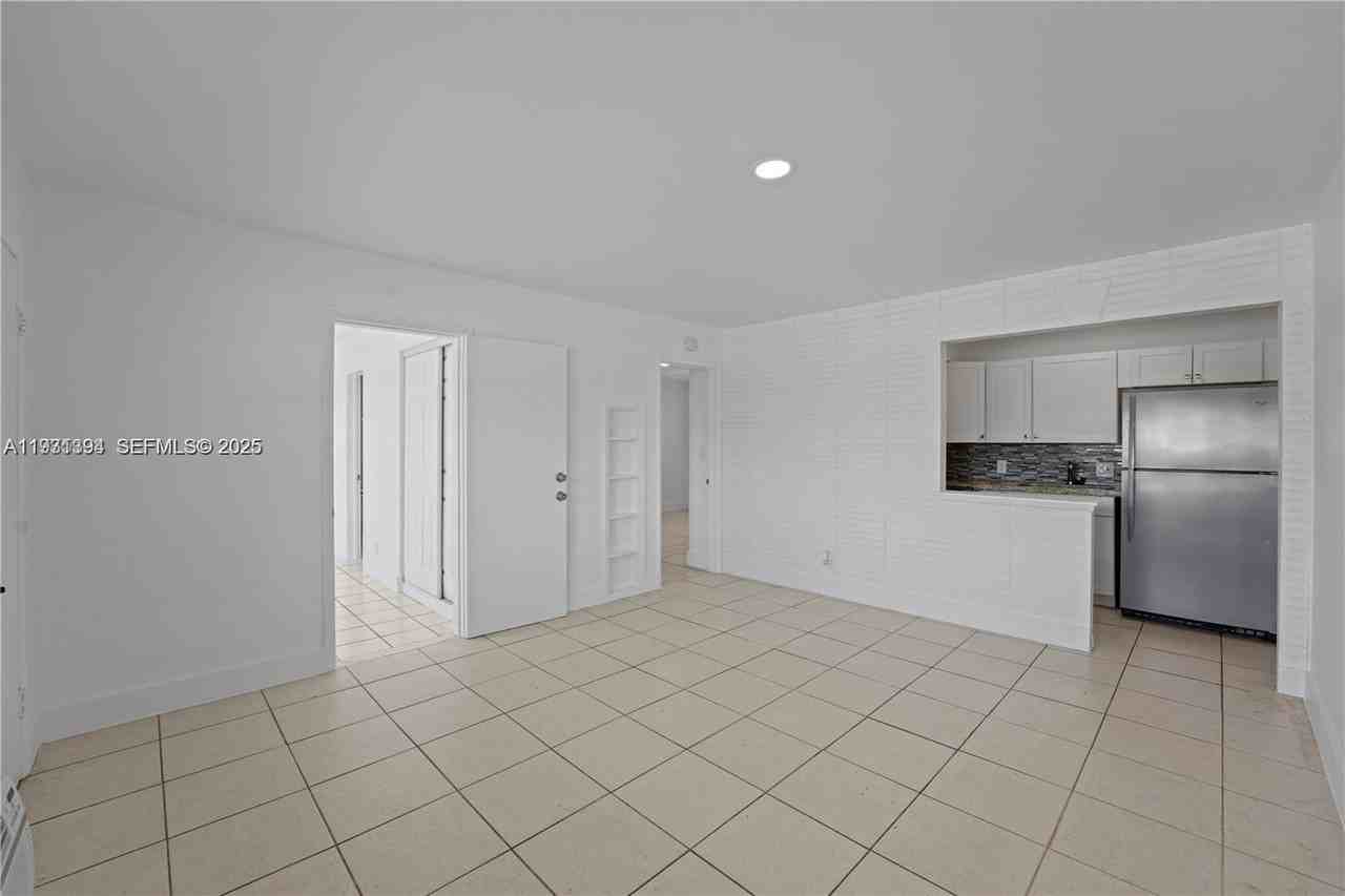 380 Se 12th Ave #2 - Photo 7 of 23