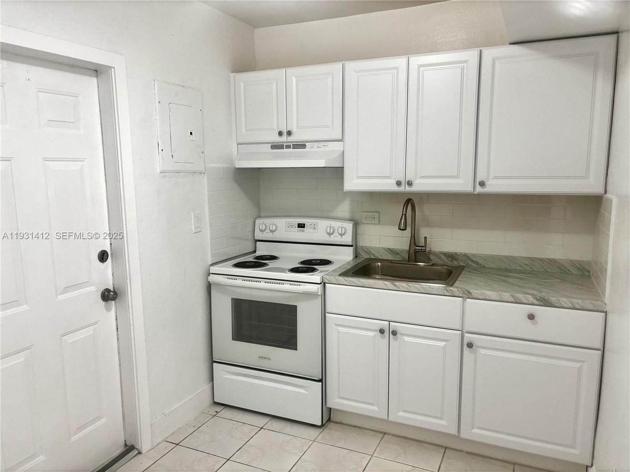 14731 Harding Ln - Photo 4 of 10