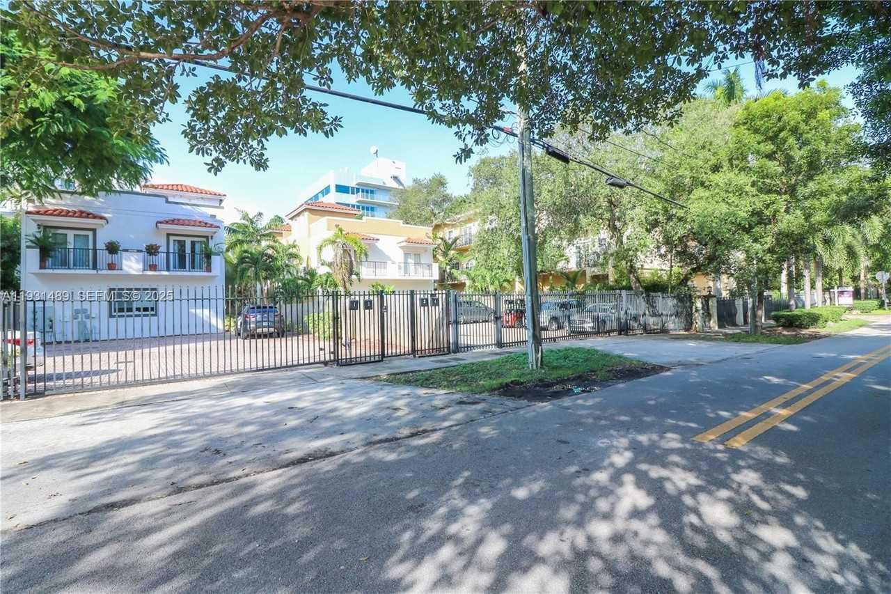 2947 Coconut Ave #4 - Photo 2 of 33