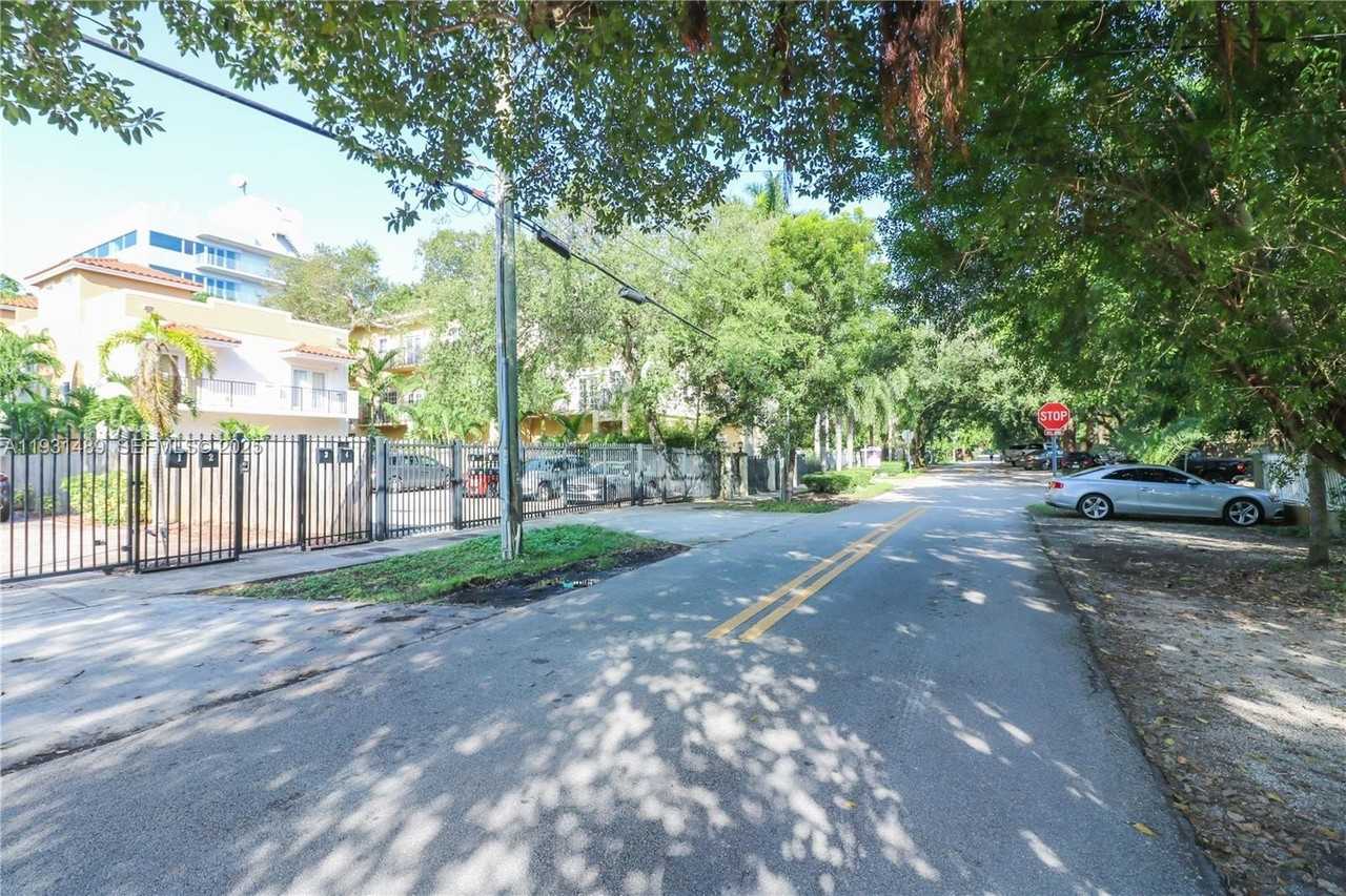 2947 Coconut Ave #4 - Photo 3 of 33