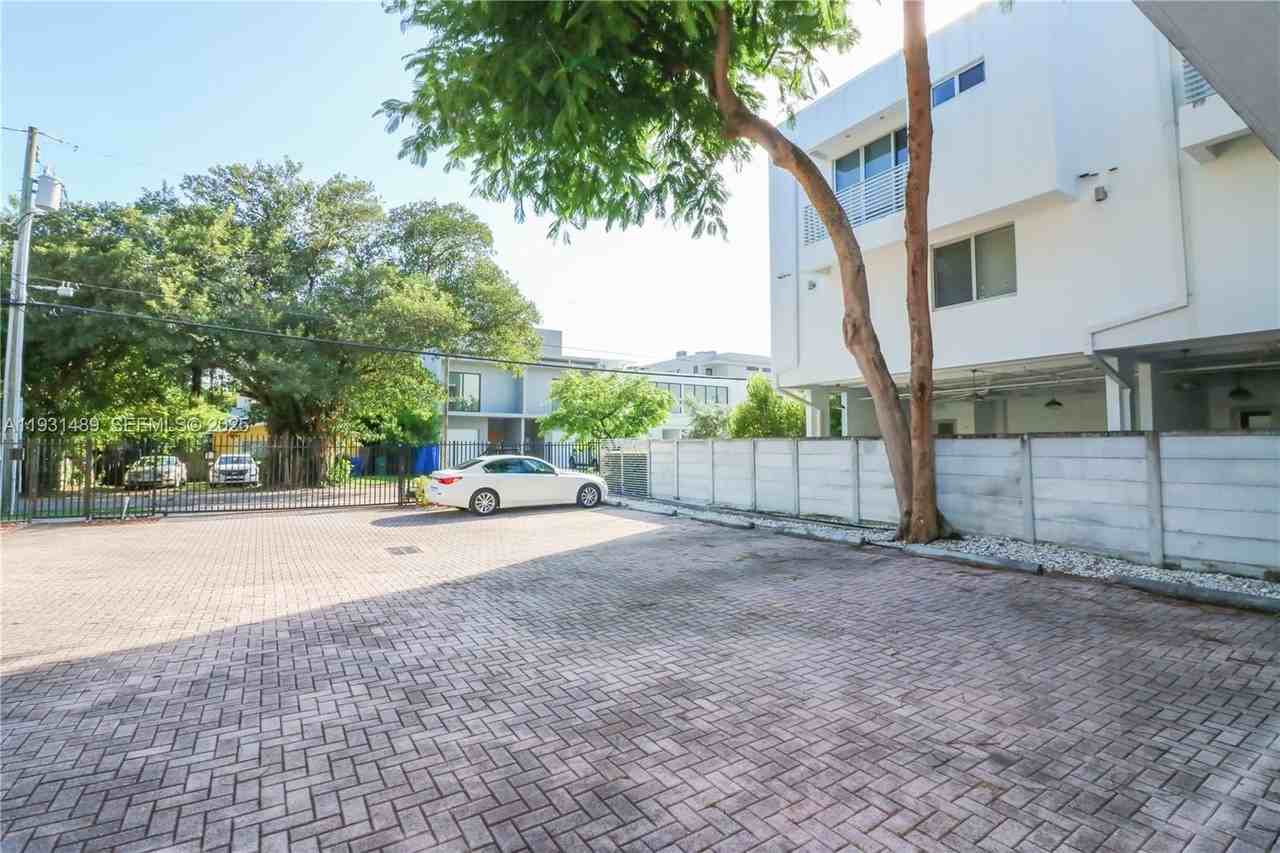 2947 Coconut Ave #4 - Photo 6 of 33