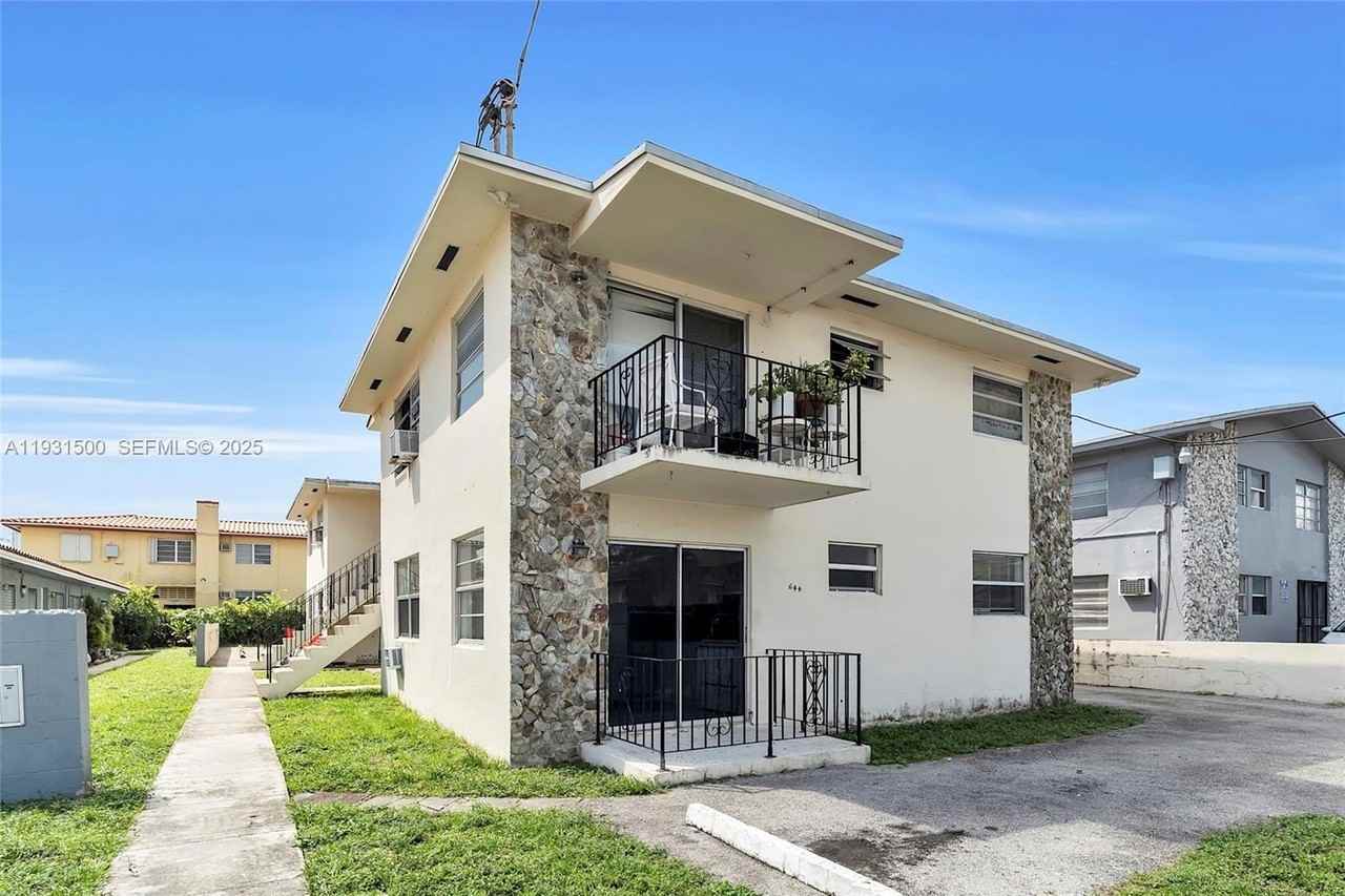 644 Sw 10th St #5 - Photo 2 of 26