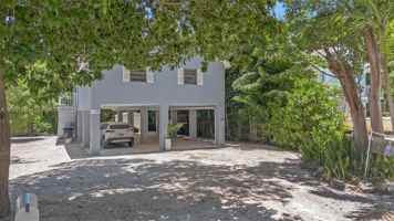 featured image of 139 N Bay Harbor Dr