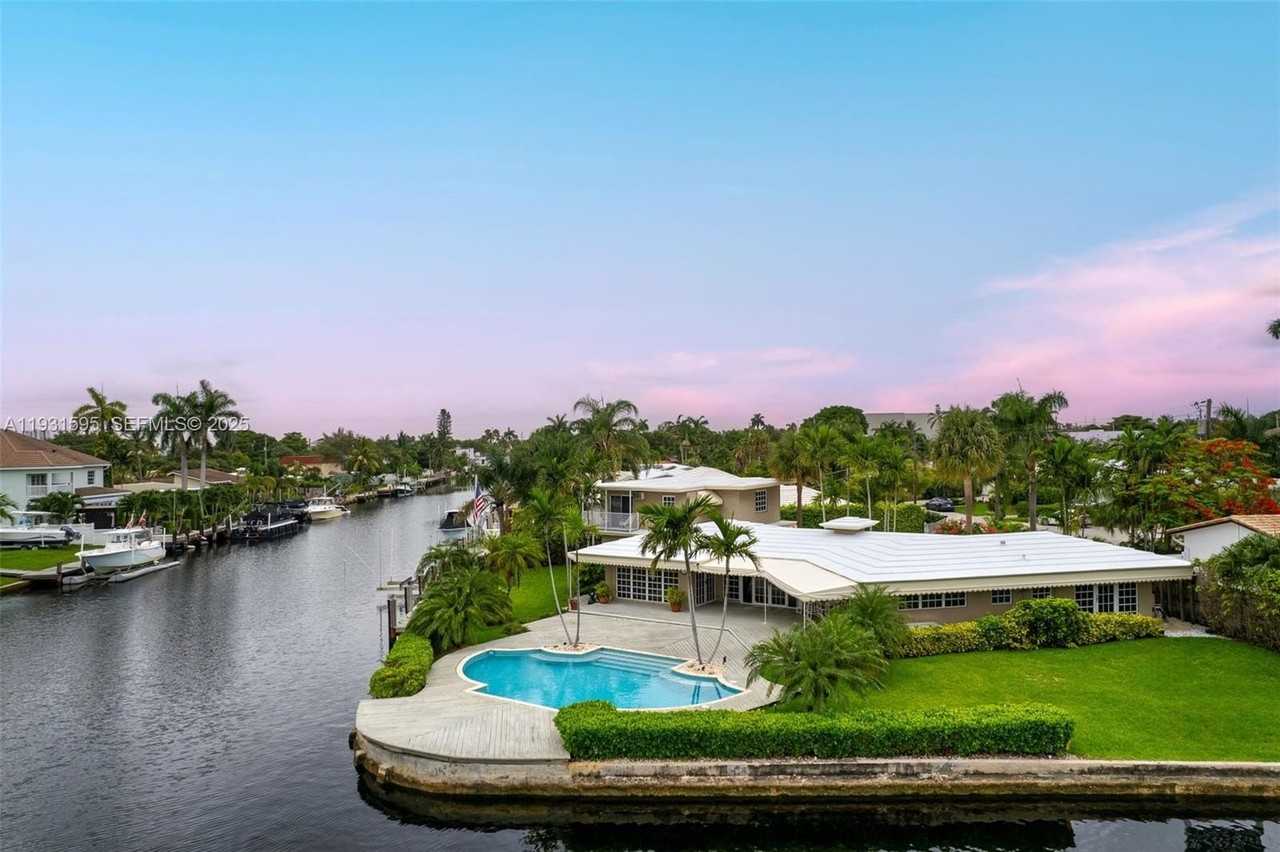 2130 Ne 15th St - Photo 2 of 32