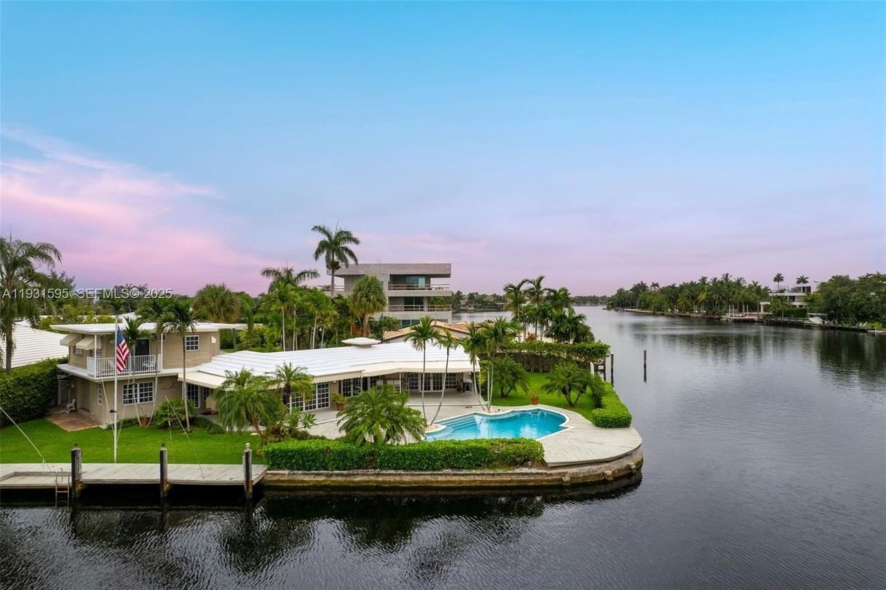 2130 Ne 15th St - Photo 3 of 32