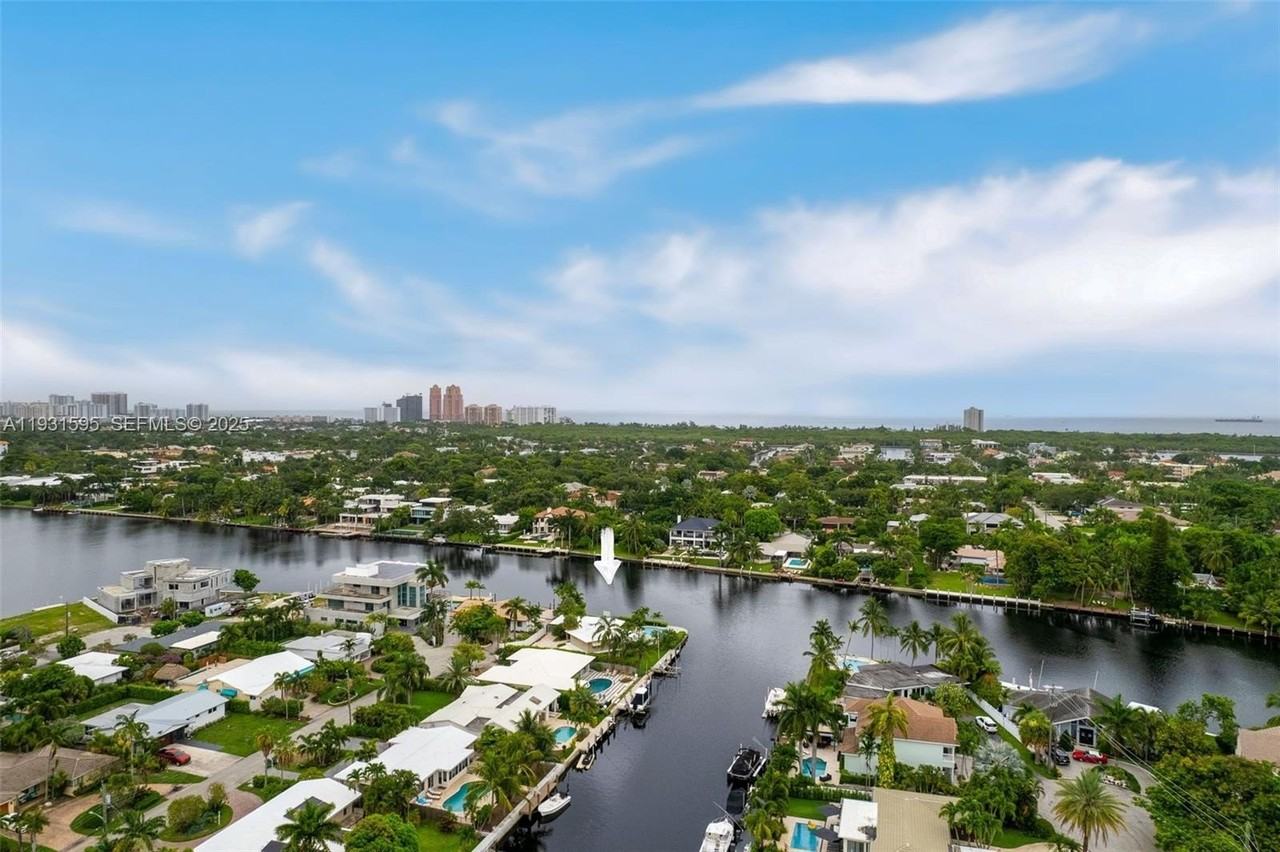 2130 Ne 15th St - Photo 5 of 32