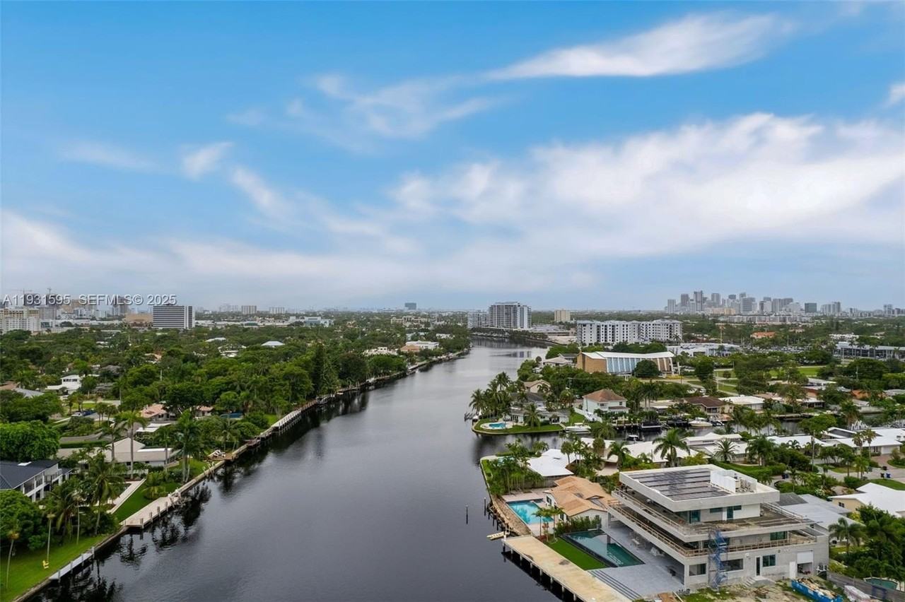 2130 Ne 15th St - Photo 6 of 32