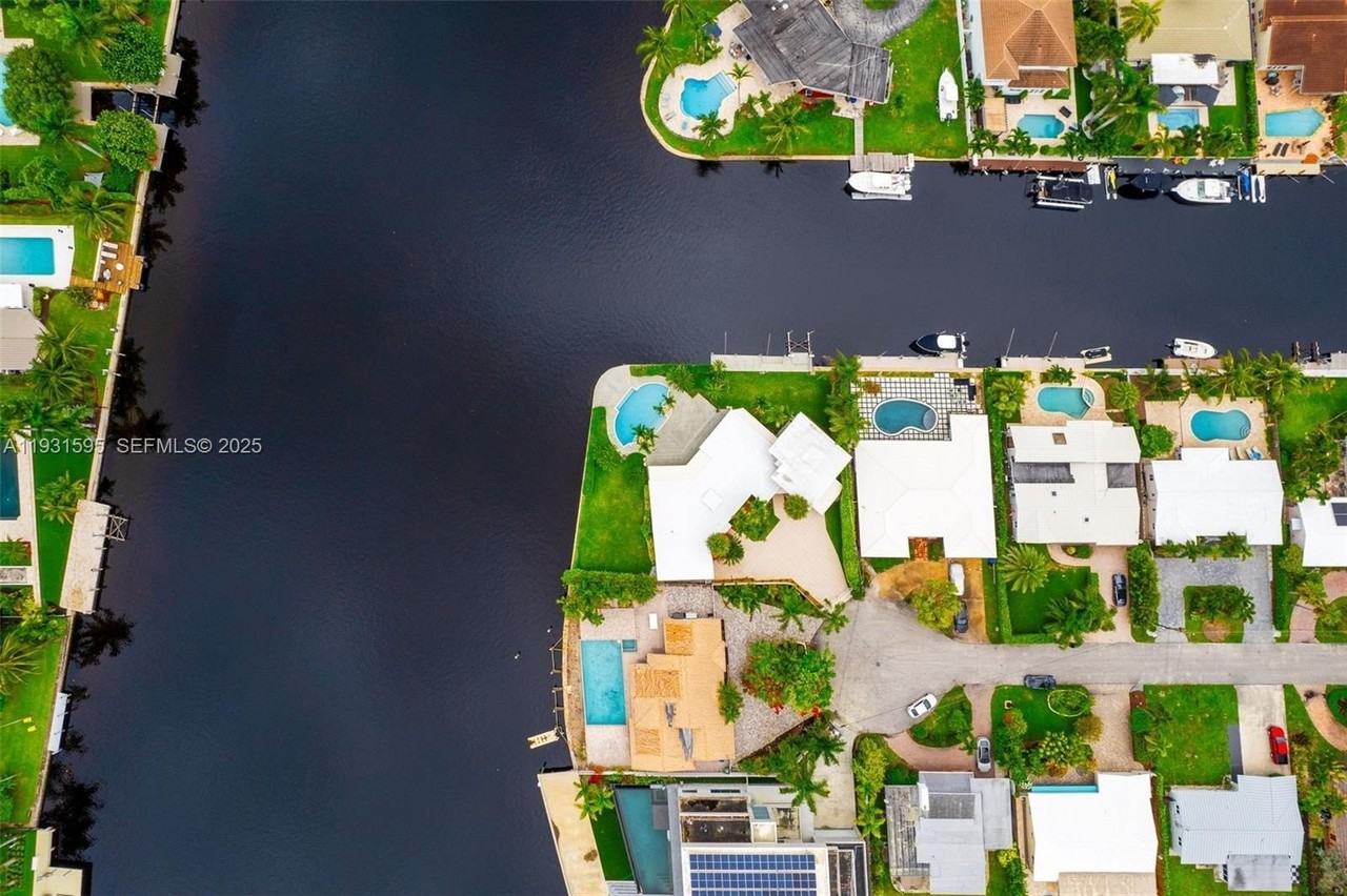 2130 Ne 15th St - Photo 7 of 32