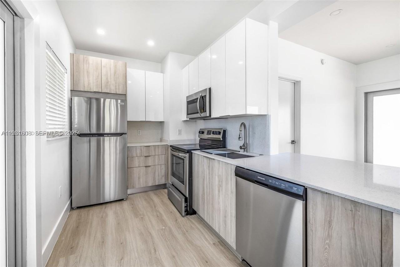 415 Se 3rd Ave #6 - Photo 2 of 13