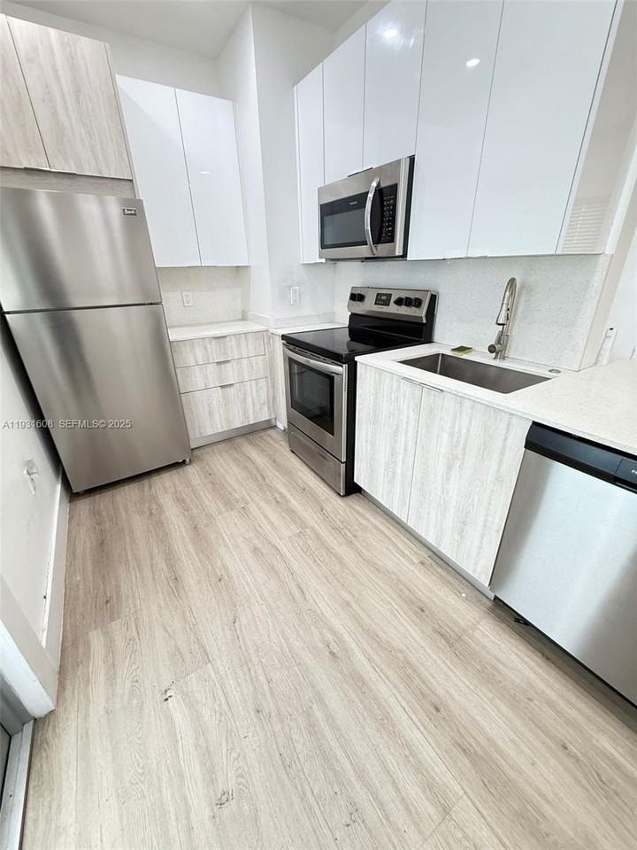 415 Se 3rd Ave #6 - Photo 3 of 13