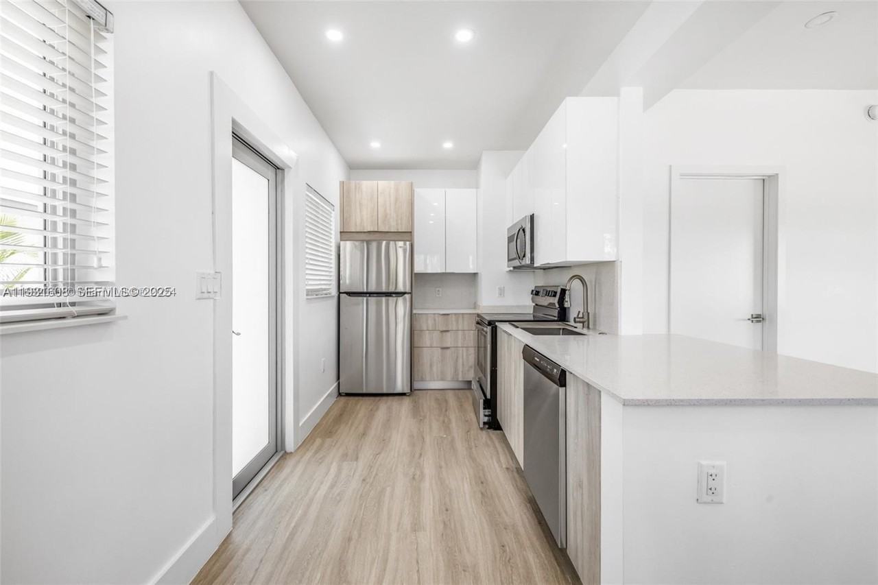 415 Se 3rd Ave #6 - Photo 4 of 13