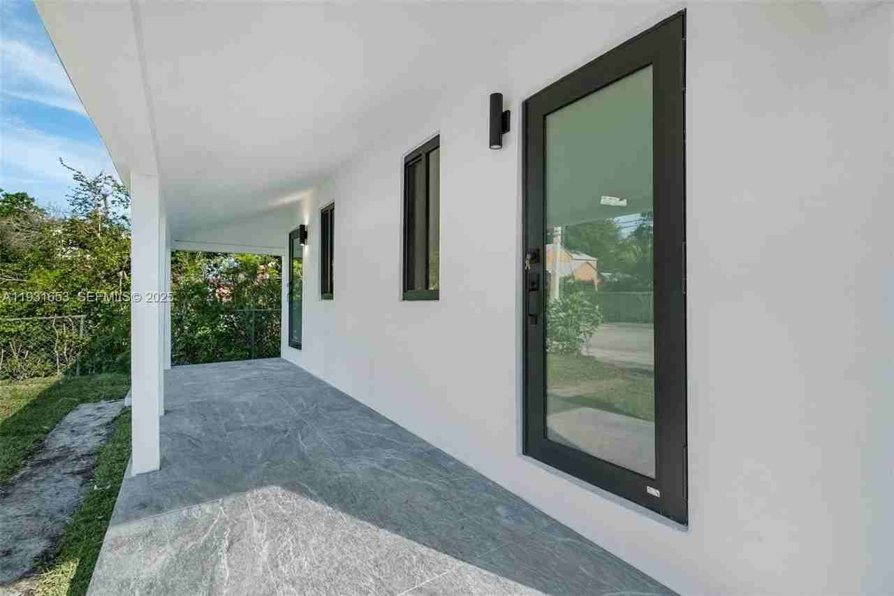 6913 Nw 4th Ct #B - Photo 3 of 16