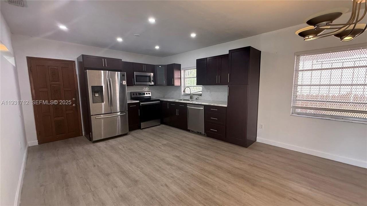 3301 Sw 3rd St - Photo 6 of 17