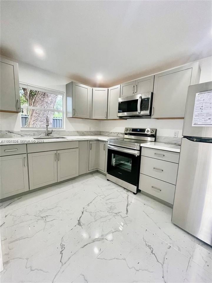 18500 Ne 1st Ct #2 - Photo 2 of 6