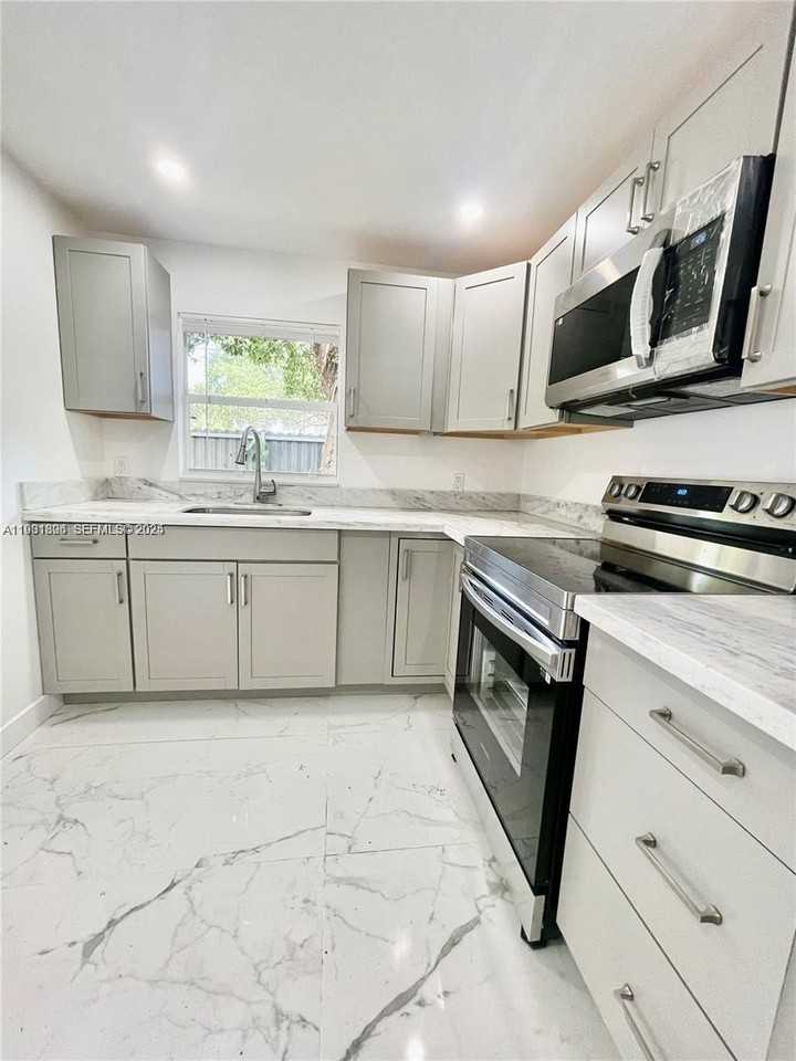 18500 Ne 1st Ct #2 - Photo 3 of 6