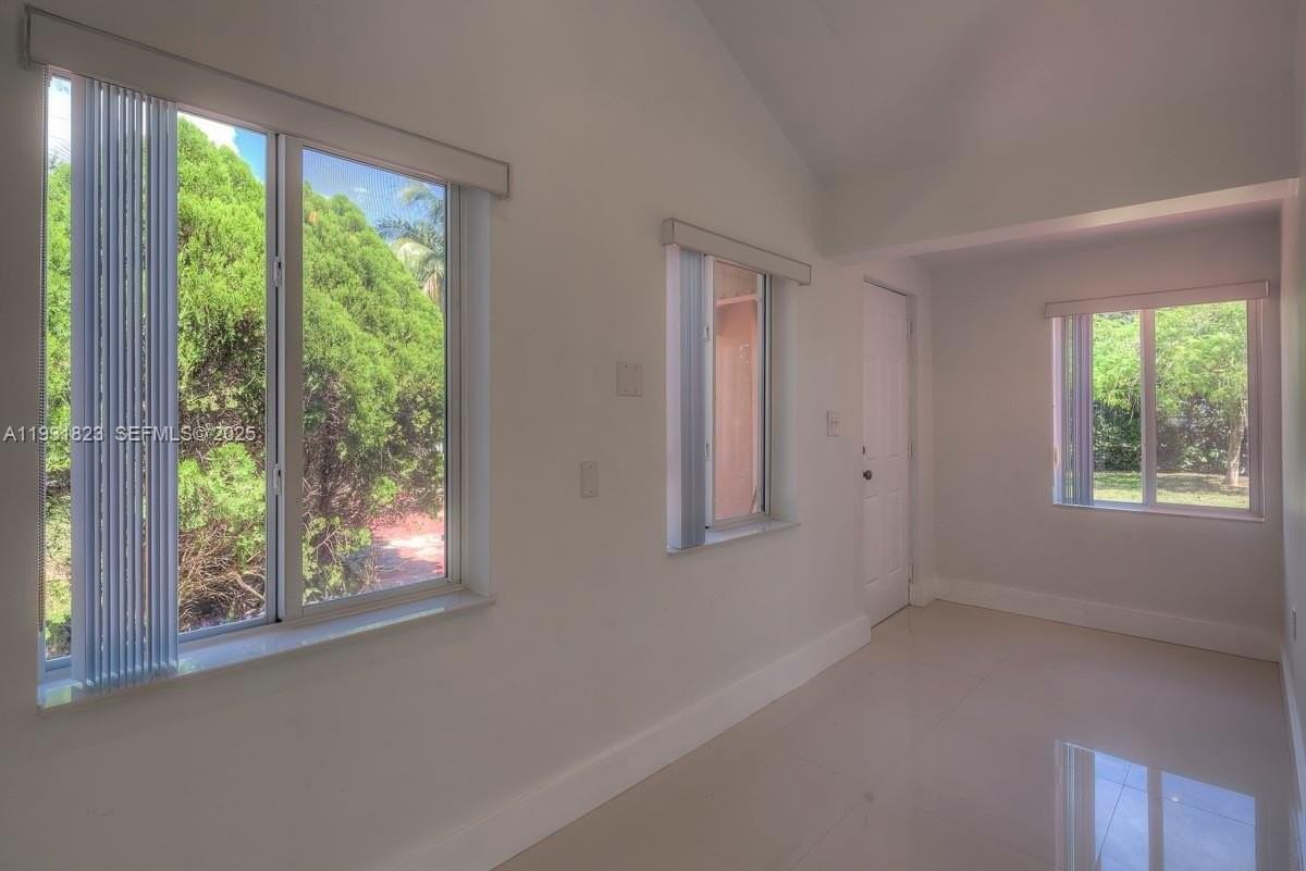 14935 Ne 11th Ct #1 - Photo 7 of 25