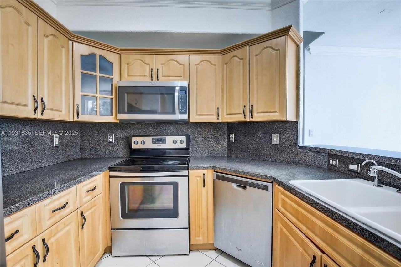 3306 Sw 171st Ter - Photo 4 of 48