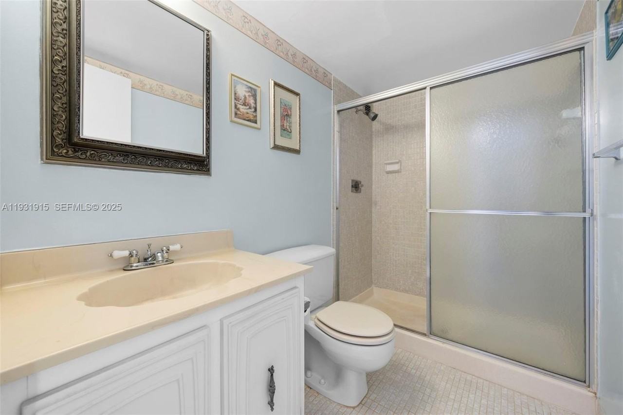1000 Parkview Dr #828 - Photo 4 of 27