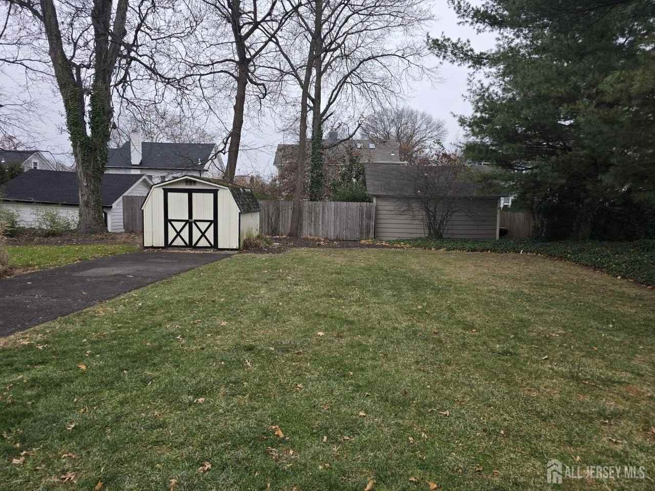 645 Kimball Ave - Photo 4 of 30