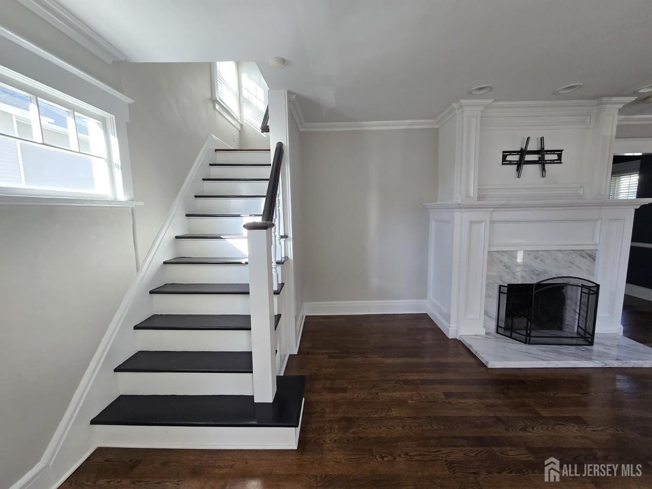 645 Kimball Ave - Photo 5 of 30