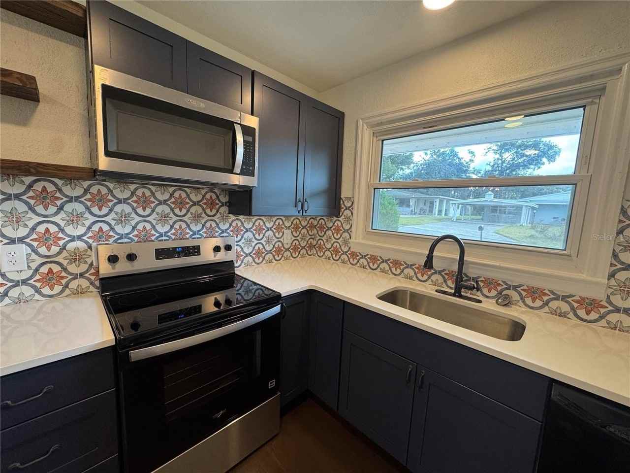 825 Poinsettia Dr - Photo 4 of 27