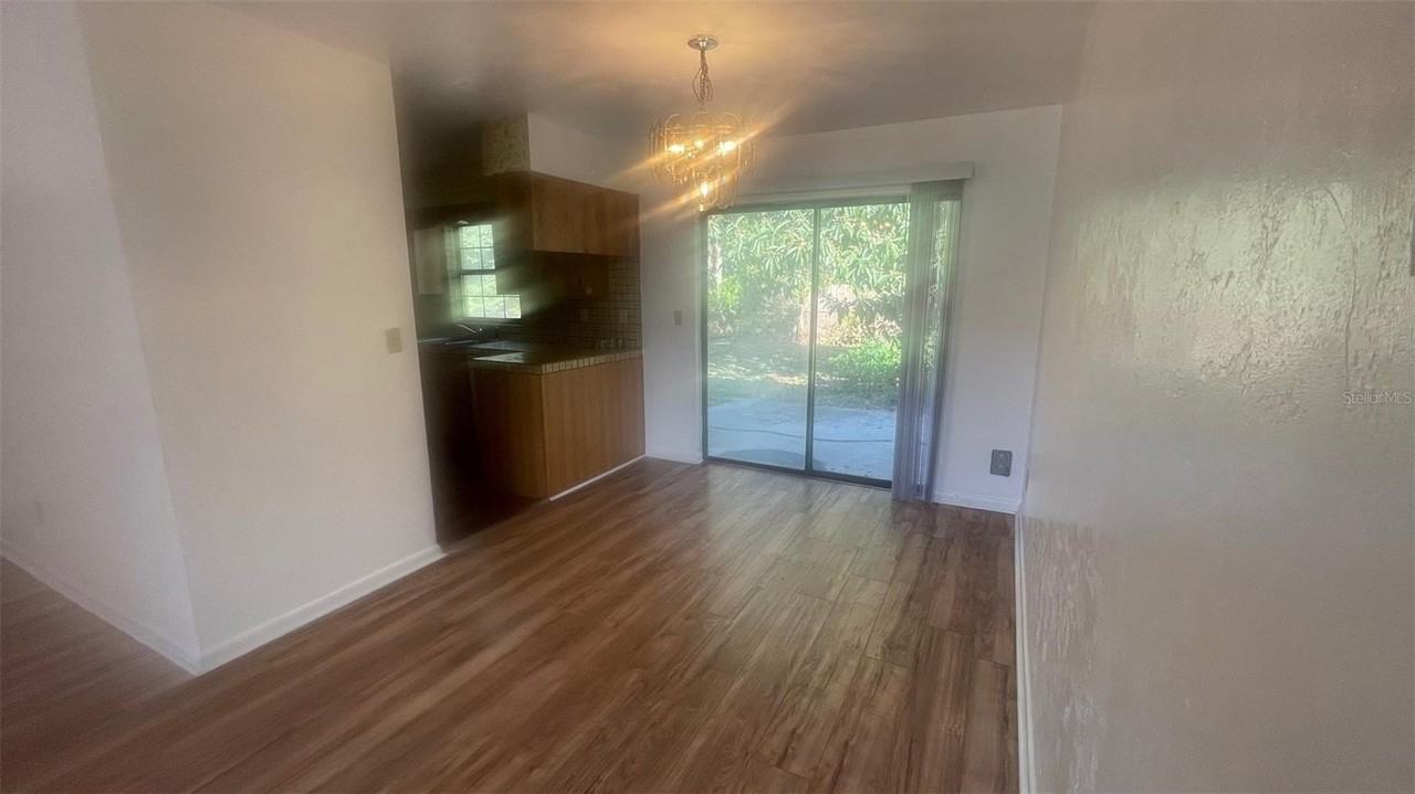 2124 Ne 58th St - Photo 5 of 19