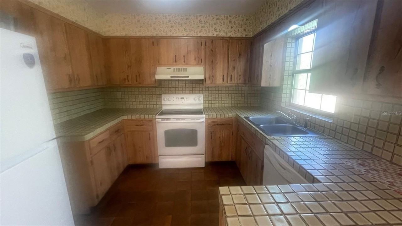 2124 Ne 58th St - Photo 6 of 19