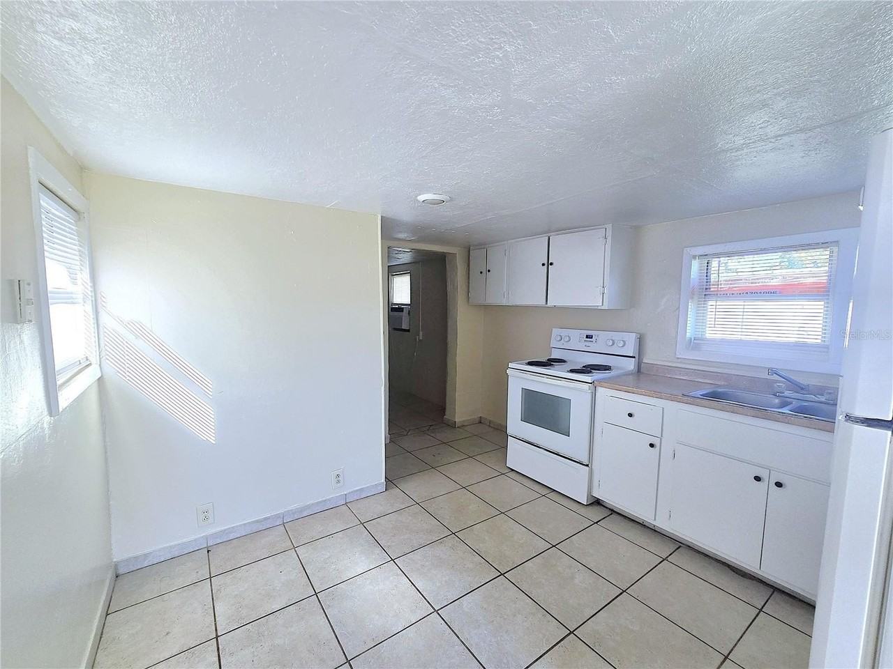 1217 Minnesota Ave - Photo 4 of 17