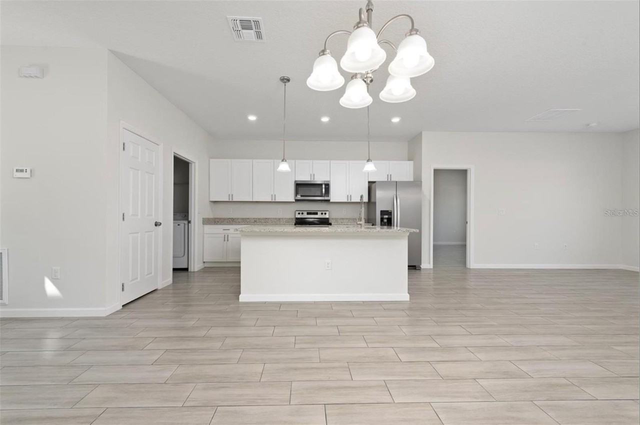 719 Martin Ln - Photo 4 of 35