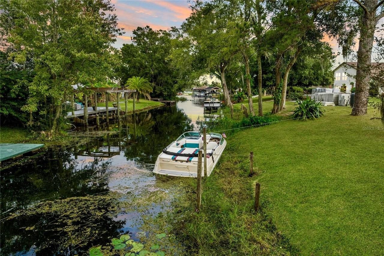 22481 Southshore Dr - Photo 6 of 41