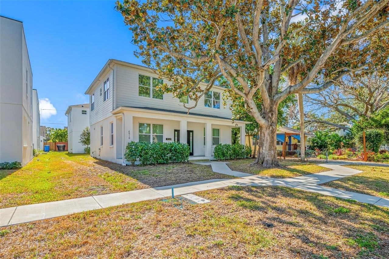 6910 Dartmouth Ave N - Photo 3 of 22