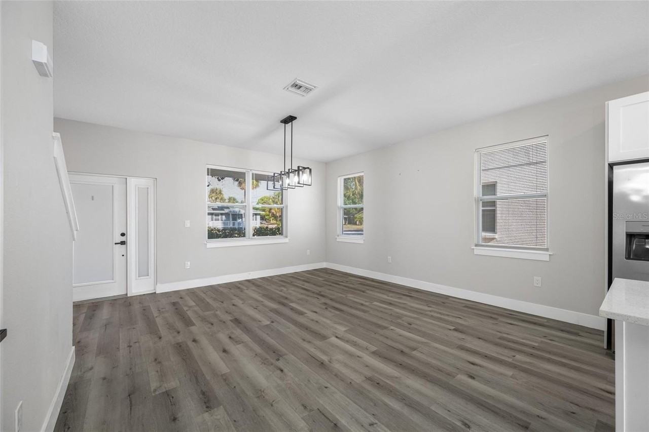 6910 Dartmouth Ave N - Photo 6 of 22